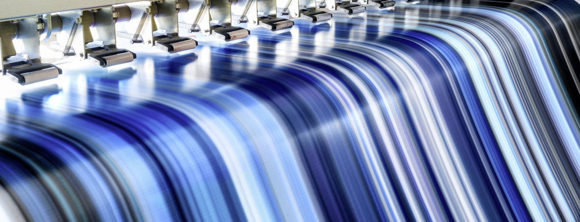 Druckköpfe einer Großformat-Digitaldruckmaschine erzeugen blau-weiße Farbmuster_2 Druckköpfe einer Großformat-Digitaldruckmaschine erzeugen blau-weiße Farbmuster_2