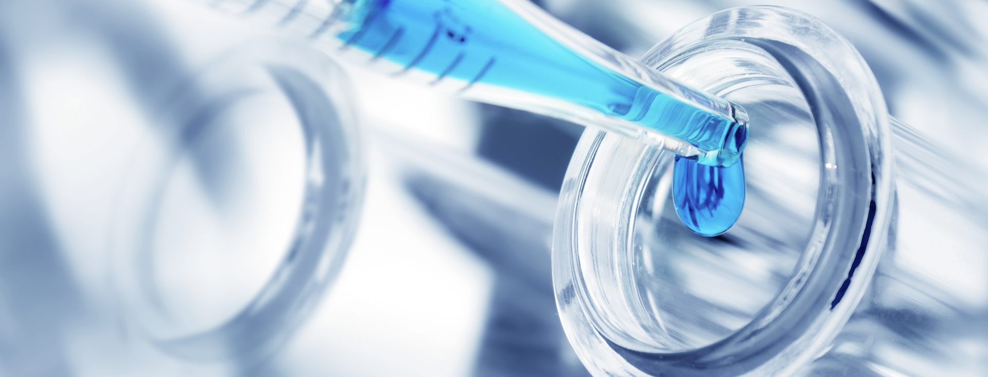 blue liquid is pipetted into a sample vessel