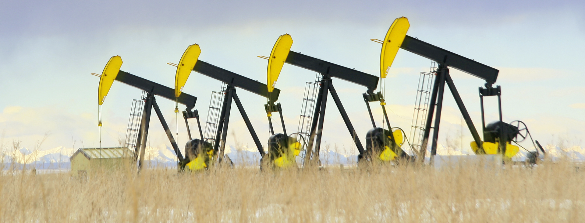 4 gelbe Ölpumpen auf einem Feld_2